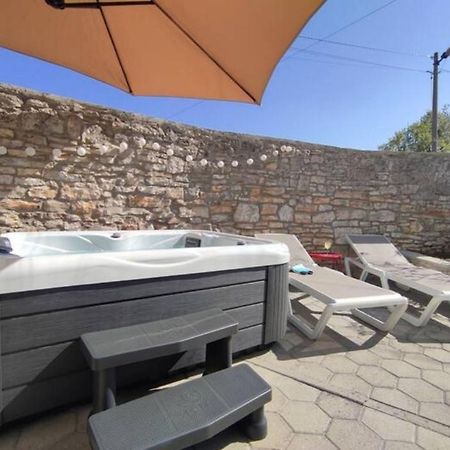 Apartment With Whirlpool And Bbq Near Porec Baderna Kültér fotó