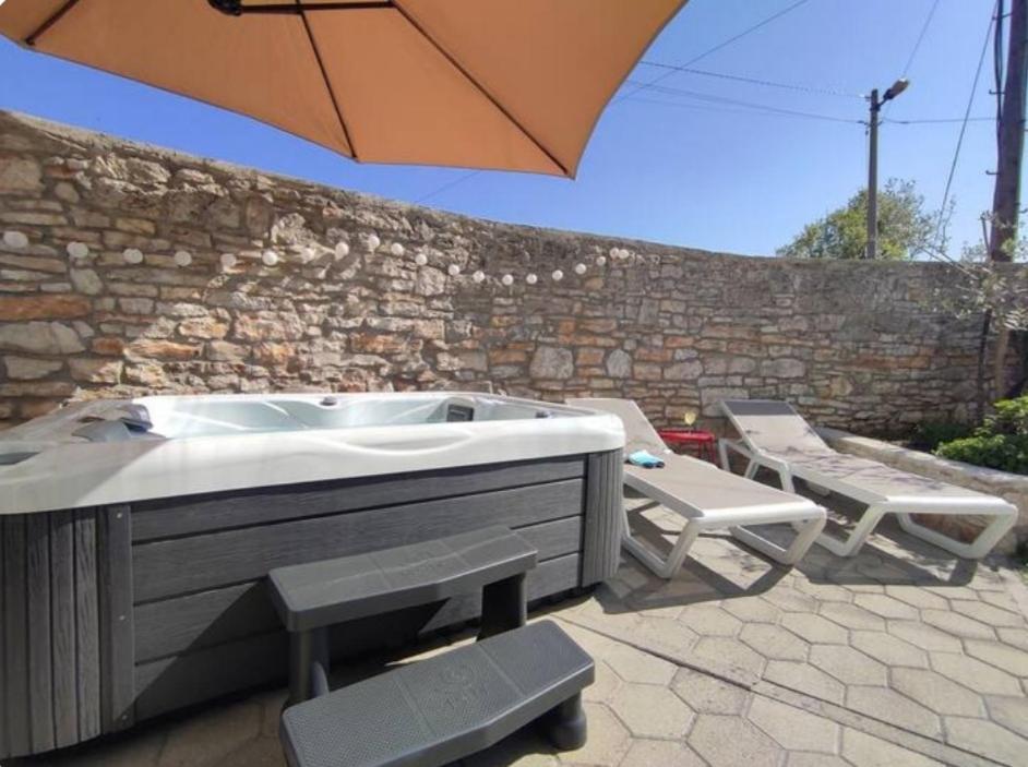 Apartment With Whirlpool And Bbq Near Porec Baderna Kültér fotó
