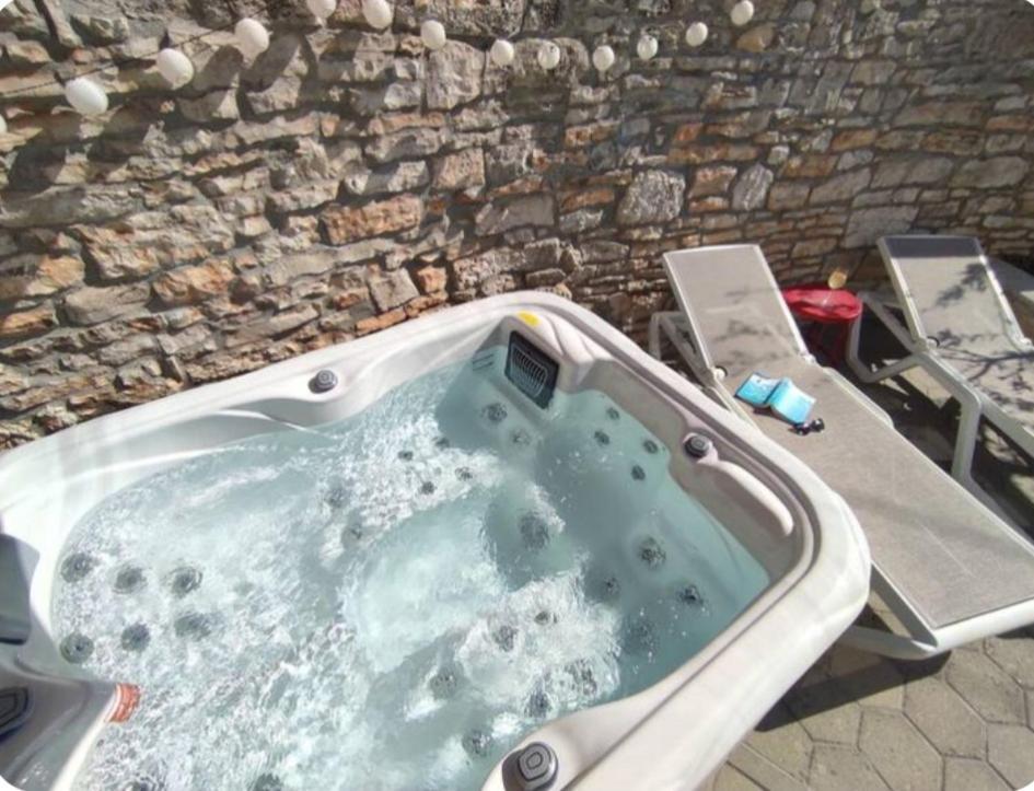 Apartment With Whirlpool And Bbq Near Porec Baderna Kültér fotó