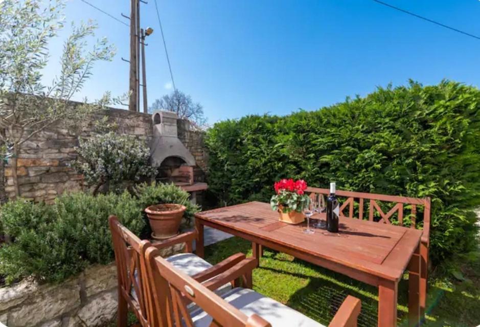 Apartment With Whirlpool And Bbq Near Porec Baderna Kültér fotó