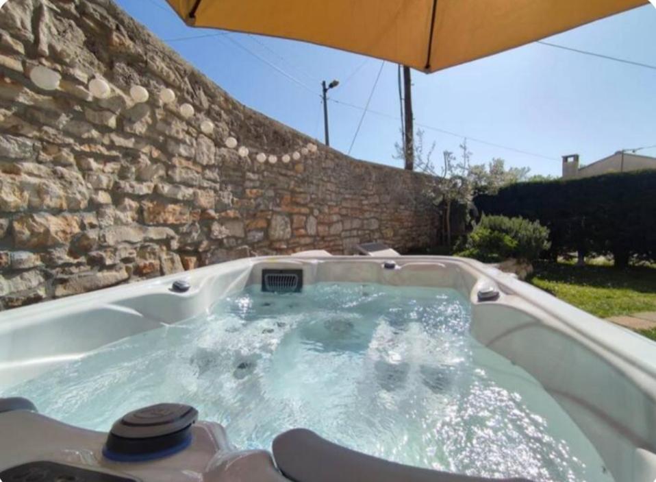 Apartment With Whirlpool And Bbq Near Porec Baderna Kültér fotó
